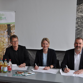Mit Unterschrift besiegelt: Mathias Allgäuer (links) vom Naturpark Schönbuch, Rektorin der Joseph-Haydn-Schule Anke Krohn und Ortsvorsteher Torsten Widmann unterschreiben die Kooperationsvereinbarung zur Naturpark-Schule.