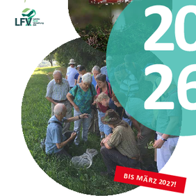 Die Titelseite des Veranstaltungskalenders 2026 zeigt eine Gruppe Leute bei einer Führung am Rand einer Wiese und einen Fliegenpilz.