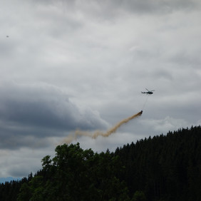 Kalkausbringung mit dem Hubschrauber (Bildquelle: A. Huber)