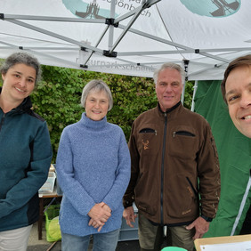 Betreuten den Stand des Naturparks beim Streuobstwiesenfest (v. l. n. r.): Rebecca Hurlebaus, Birgit Arnold, Dietmar Knaus sowie Matthias Glück (es fehlt Rainer Wolf. Foto: Matthias Glück, Naturpark Schönbuch).