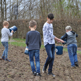 Mit viel Begeisterung erschufen die Kinder der Ganztagesbetreuung der Oskar-Schwenk-Schule eine neue Blühfläche und damit ein wichtiges Stückchen Artenvielfalt für die Stadt. © Naturpark Schönbuch