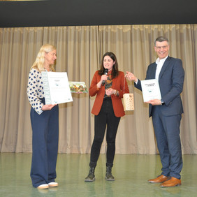 von links nach rechts: Karin Varga mit der Naturpark-Schul-Urkunde, Arabella Wolf, Bürgermeister Matthias Schöck mit der Plakette für den Eingangsbereich der Schule Links Karin Varga von der frisch zertifizierten Naturpark-Schule. In der Mitte Arabella Wolf vom Naturpark Schönbuch und rechts von ihr Bürgermeister Matthias Schöck
