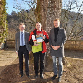 von links nach rechts: Naturparkvorsitzender Martin Strittmatter, Gewinner Elmar Reinle, Naturparkgeschäftsführer Mathias Allgäuer